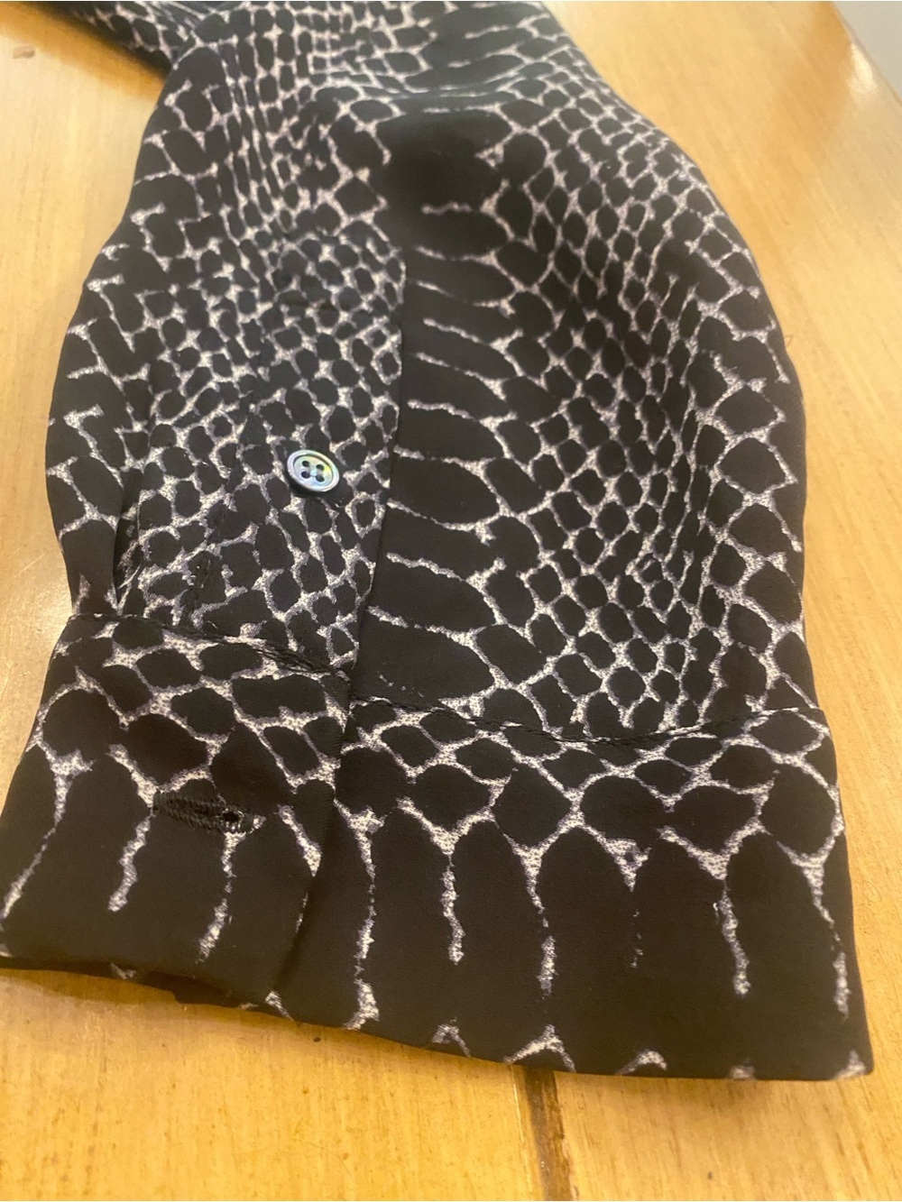 Joie Women’s Silk Black Animal Printed Long Sleeve V-Neck Blouse size large - Picture 13 of 13